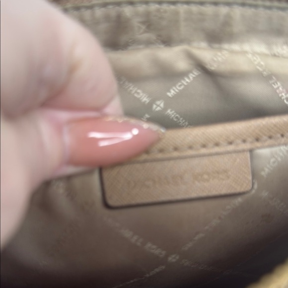 Jet Set Large Saffiano Leather Crossbody Bag - Picture 9 of 9